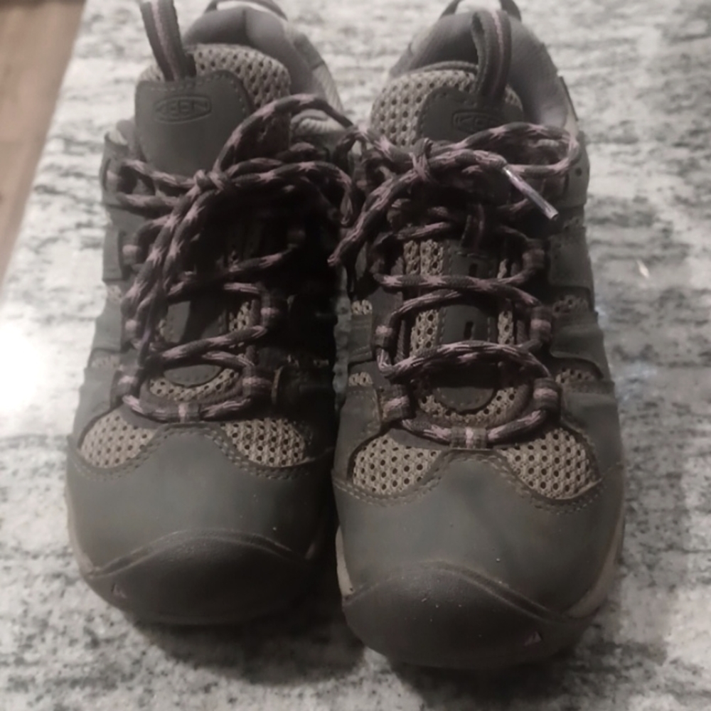 Keen ladies hikers